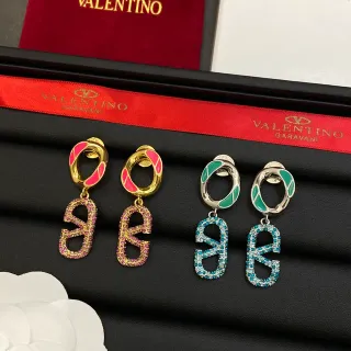 Valentino aretes colgantes en forma de V con cristales pavé-acentuados en esmalte y aros dobles en rosa y azul