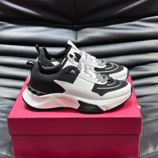 Valentino Rockstud Runner أسود أبيض كعب شبكي وصناعي علوي حذاء رياضي سميك