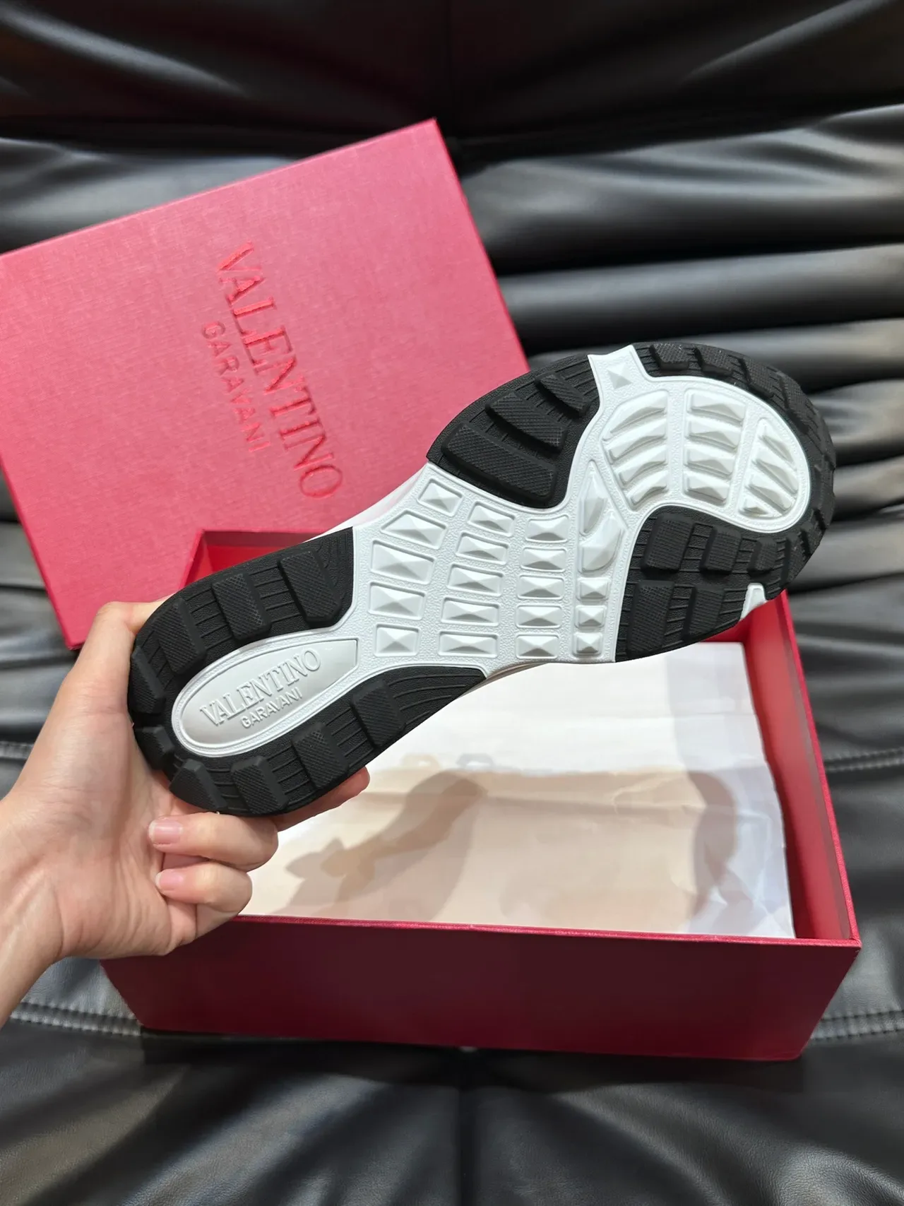 Valentino Rockstud Runner Tênis Chunky Preto Branco Sola Malha E Sintético 2