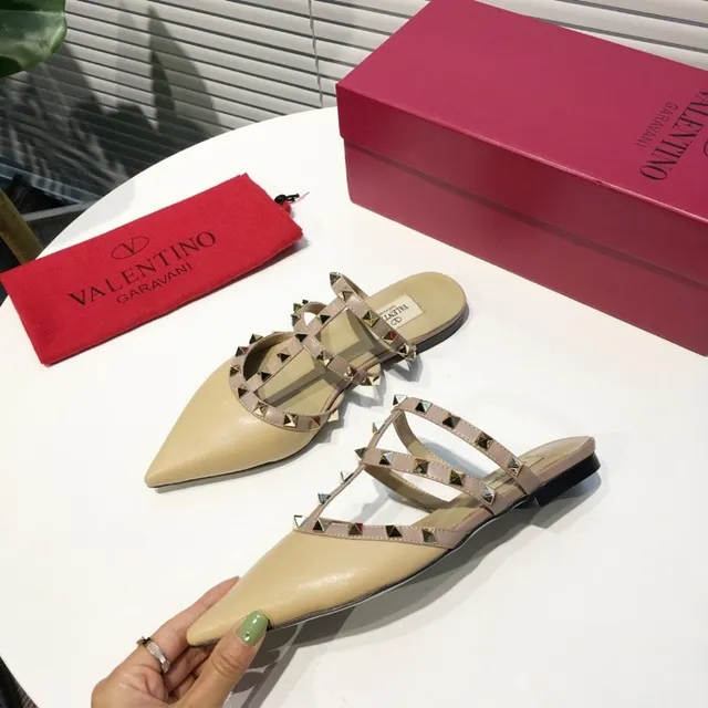 Valentino Rockstud ستيليتوه جلد نود بأشرطة 2