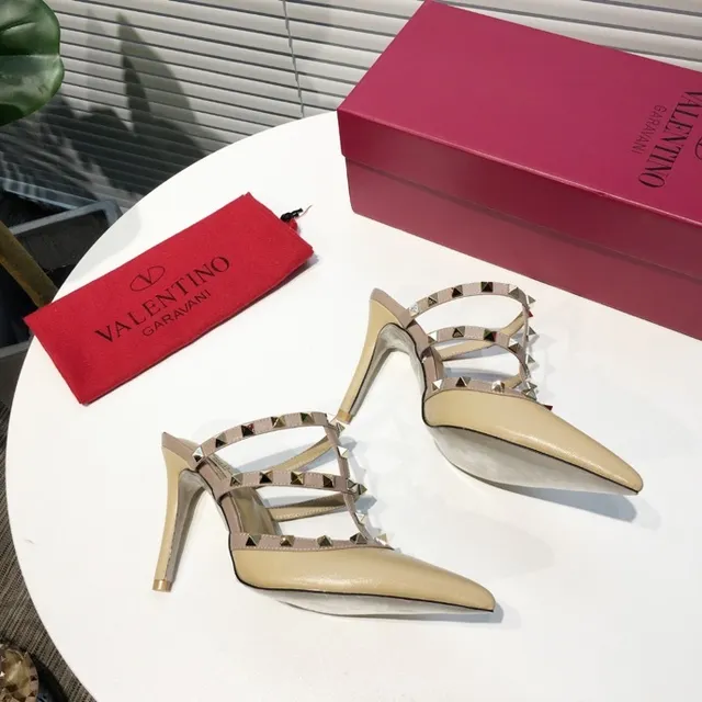 Valentino Rockstud ستيليتوه جلد نود بأشرطة 9