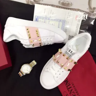 Valentino Rockstud Untitled 白色和粉色铆钉带生活方式运动鞋