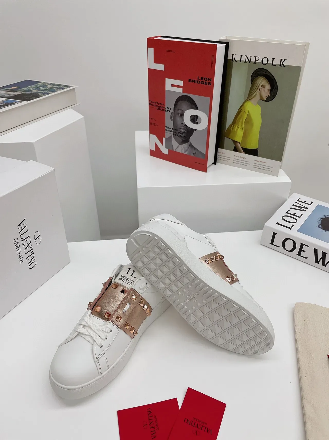 Valentino Rockstud Untitled Sneakers Lifestyle Blanc et Rose-Gold avec sangle Stud 2