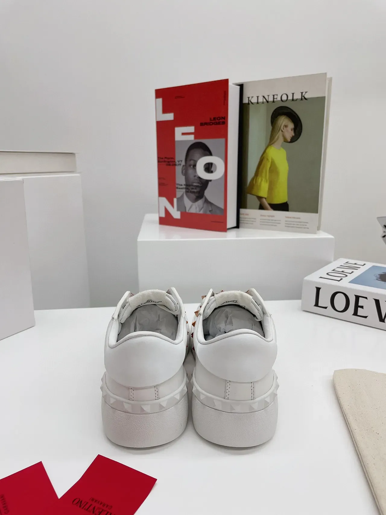 Valentino Rockstud Untitled Sneakers Lifestyle Blanc et Rose-Gold avec sangle Stud 3