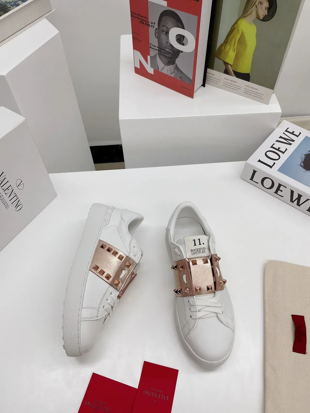 Valentino Rockstud Untitled Sneakers Lifestyle Blanc et Rose-Gold avec sangle Stud 4