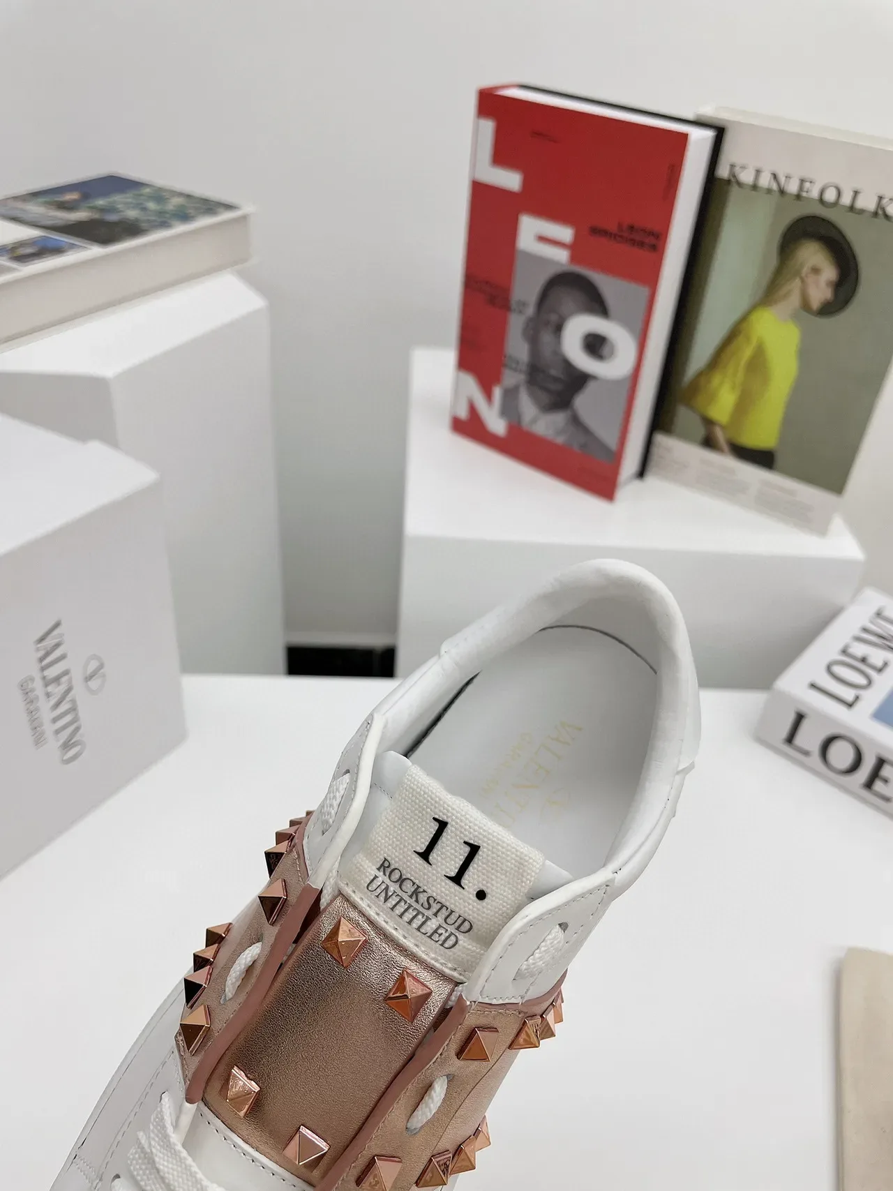 Valentino Rockstud Untitled Sneakers Lifestyle Blanc et Rose-Gold avec sangle Stud 5