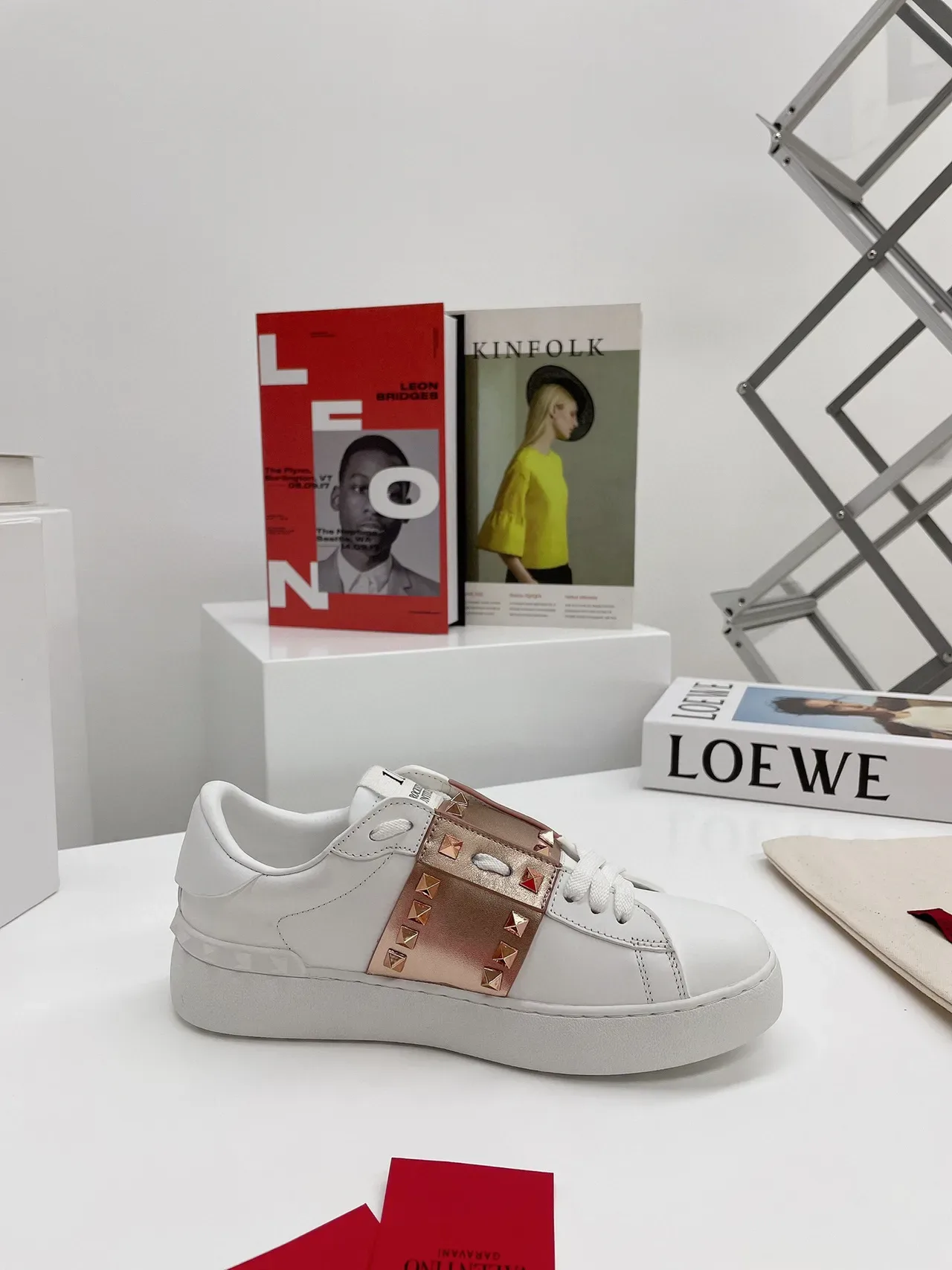 Valentino Rockstud Untitled Sneakers Lifestyle Blanc et Rose-Gold avec sangle Stud 6