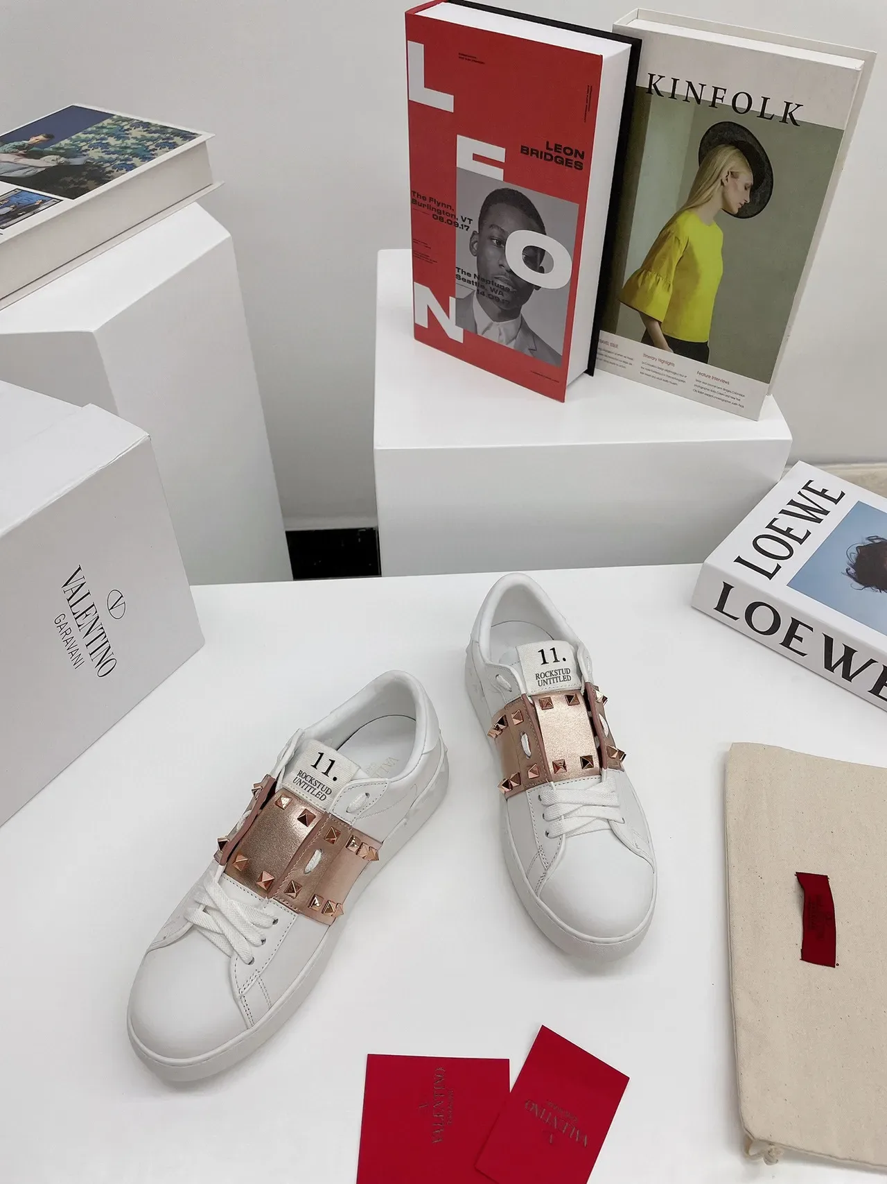 Valentino Rockstud Untitled Sneakers Lifestyle Blanc et Rose-Gold avec sangle Stud 9