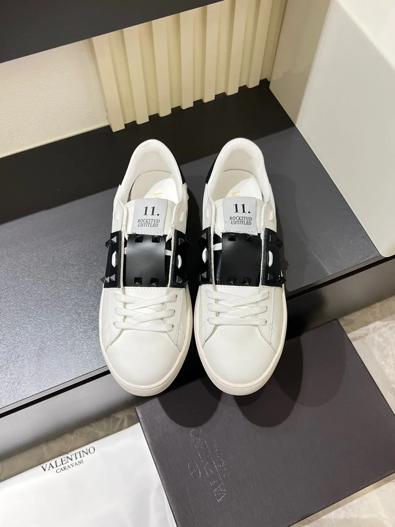 Valentino Rockstud Chaussures Lifestyle Blanches et Noires à clous 2