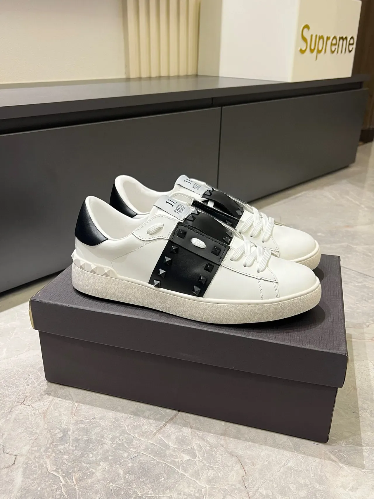 Valentino Rockstud Chaussures Lifestyle Blanches et Noires à clous 3