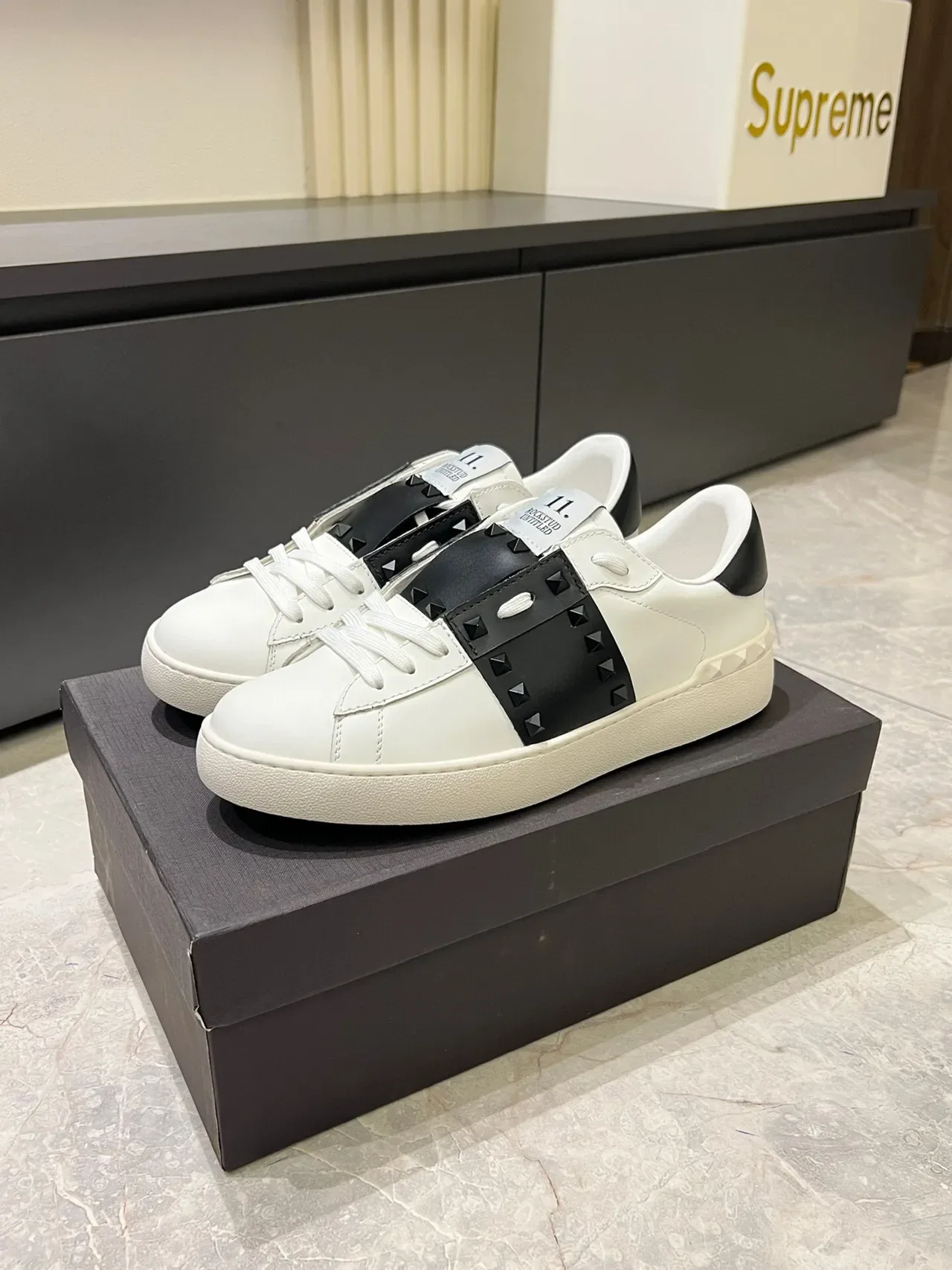 Valentino Rockstud Chaussures Lifestyle Blanches et Noires à clous 4