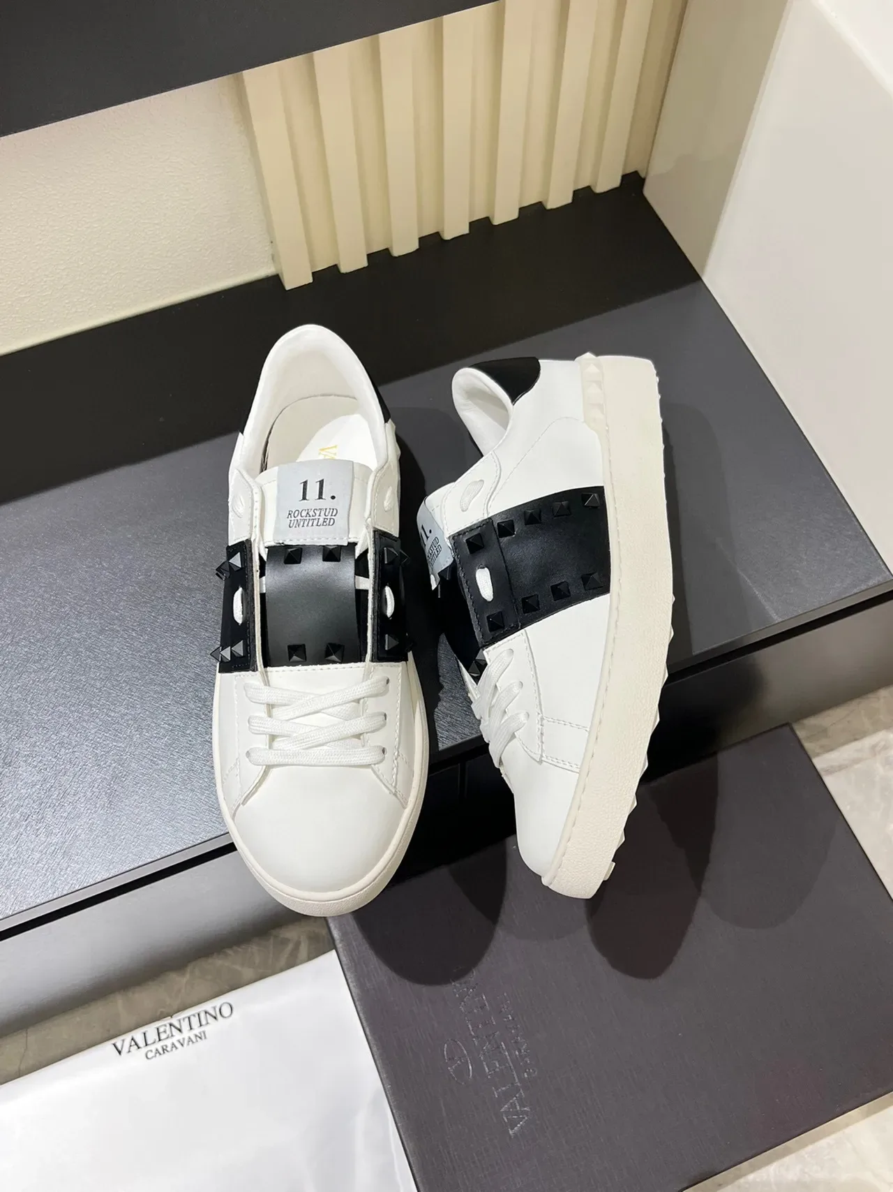 Valentino Rockstud Chaussures Lifestyle Blanches et Noires à clous 5