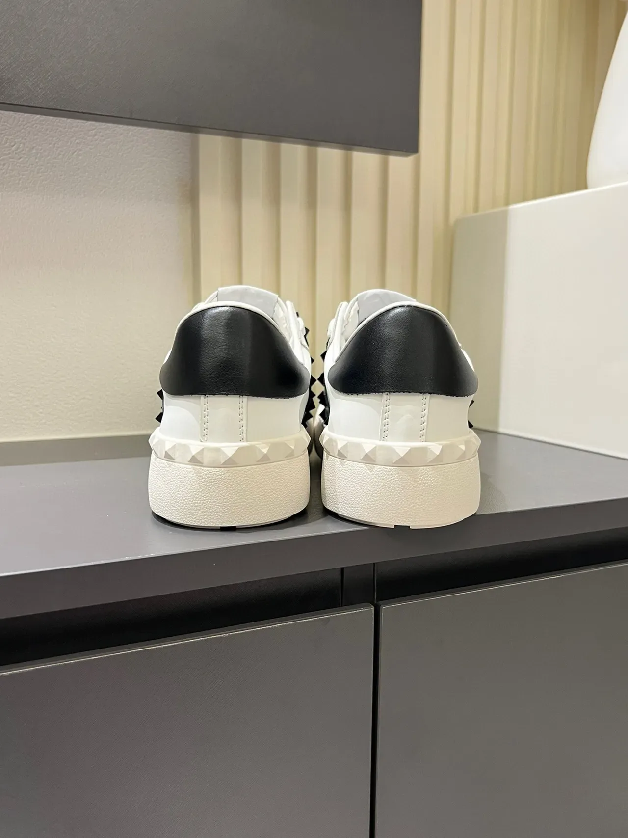 Valentino Rockstud Chaussures Lifestyle Blanches et Noires à clous 6
