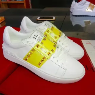 Valentino Rockstud 白色和黄色铆钉带生活方式运动鞋