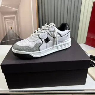 Valentino Rockstud Blanco Gris con Paneles de Cuero Acento de Clavos de Pirámide Zapatillas Lifestyle