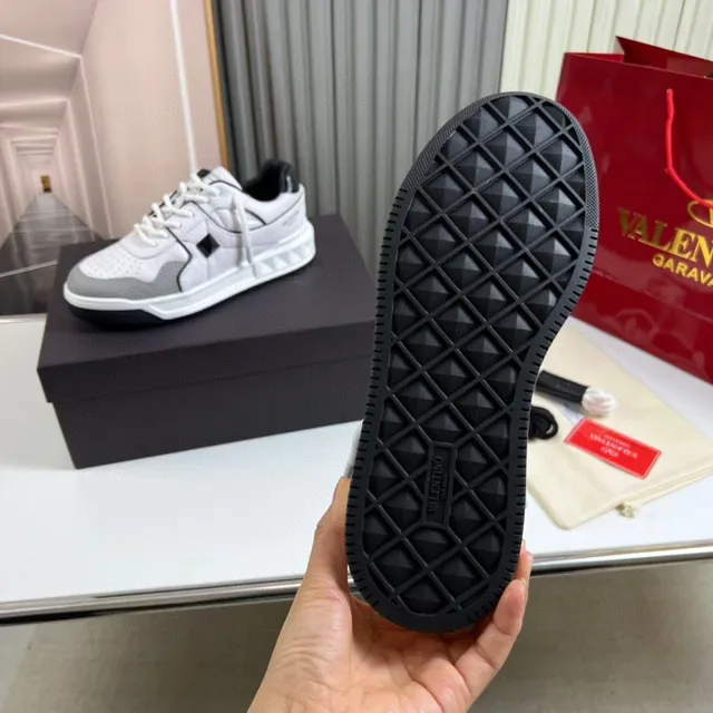 Valentino Rockstud Blanc et Gris avec Panneaux en Cuir Accentués par Clous de Pyramide Sneakers Lifestyle 2