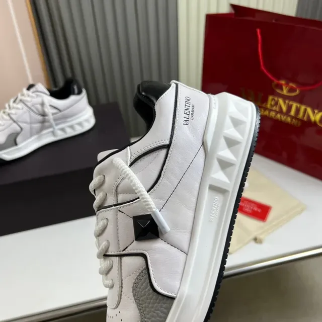 Valentino Rockstud Blanc et Gris avec Panneaux en Cuir Accentués par Clous de Pyramide Sneakers Lifestyle 3