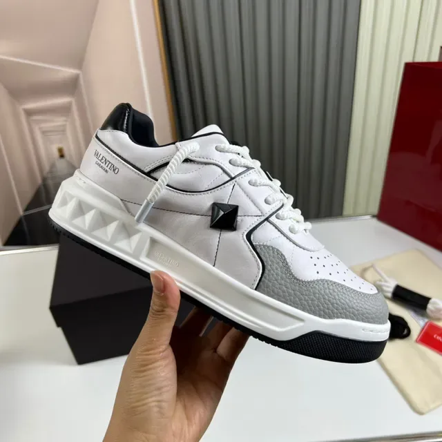 Valentino Rockstud Blanc et Gris avec Panneaux en Cuir Accentués par Clous de Pyramide Sneakers Lifestyle 4