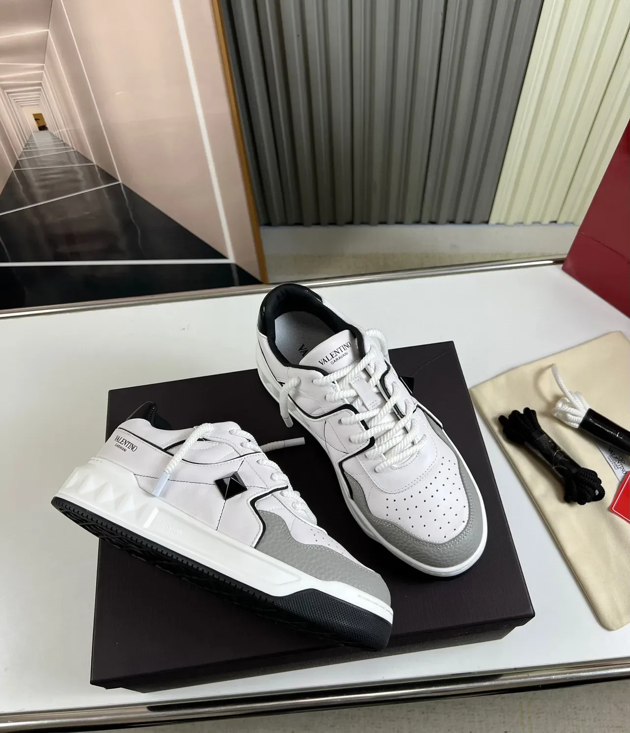 Valentino Rockstud Blanc et Gris avec Panneaux en Cuir Accentués par Clous de Pyramide Sneakers Lifestyle 5