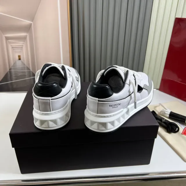 Valentino Rockstud Blanc et Gris avec Panneaux en Cuir Accentués par Clous de Pyramide Sneakers Lifestyle 6