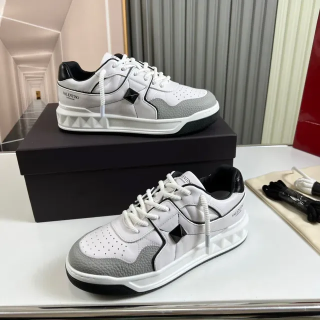 Valentino Rockstud Blanc et Gris avec Panneaux en Cuir Accentués par Clous de Pyramide Sneakers Lifestyle 7