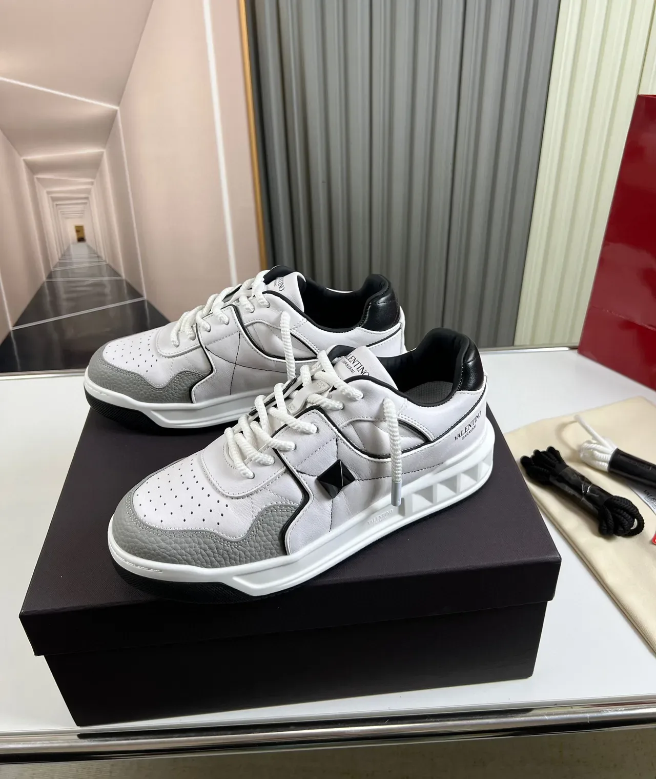 Valentino Rockstud Blanc et Gris avec Panneaux en Cuir Accentués par Clous de Pyramide Sneakers Lifestyle 8