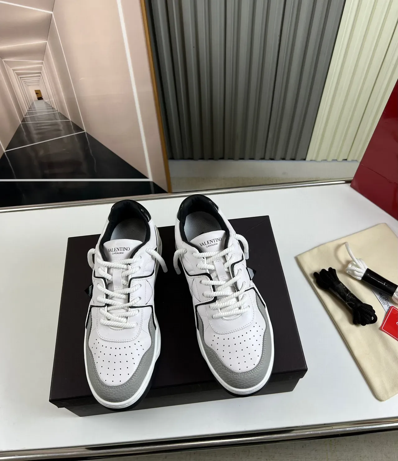 Valentino Rockstud Blanc et Gris avec Panneaux en Cuir Accentués par Clous de Pyramide Sneakers Lifestyle 9