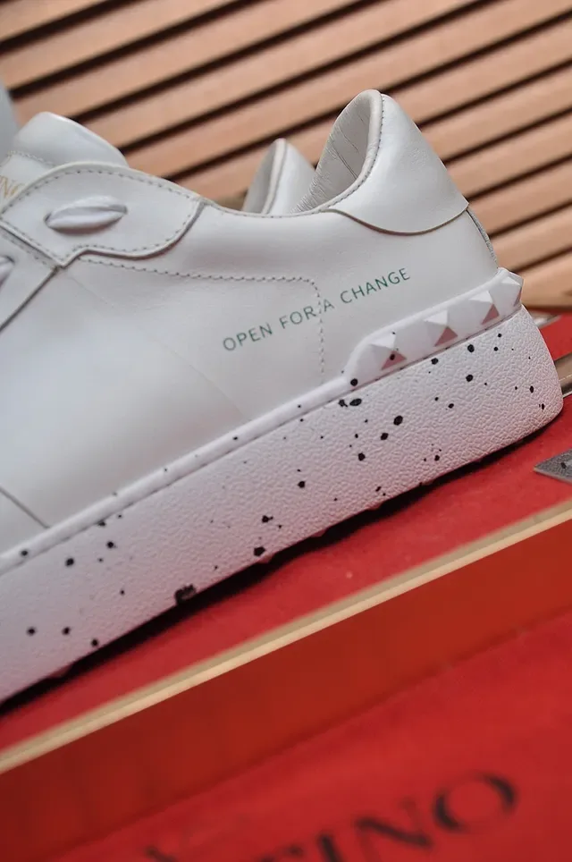 Valentino Rockstud Sneakers Lifestyle en Cuir Blanc avec Semelle Speckled 2