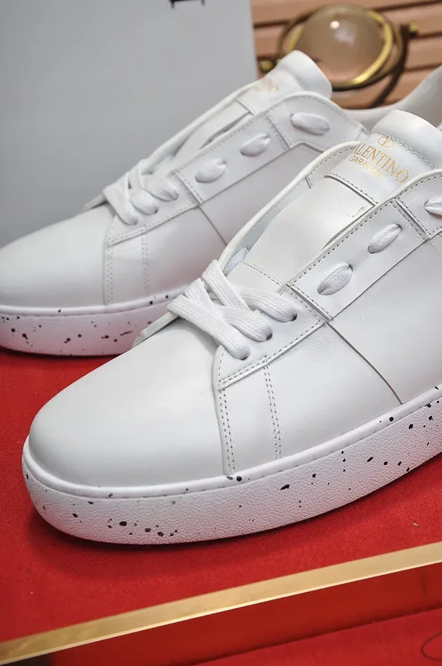 Valentino Rockstud Sneakers Lifestyle en Cuir Blanc avec Semelle Speckled 3