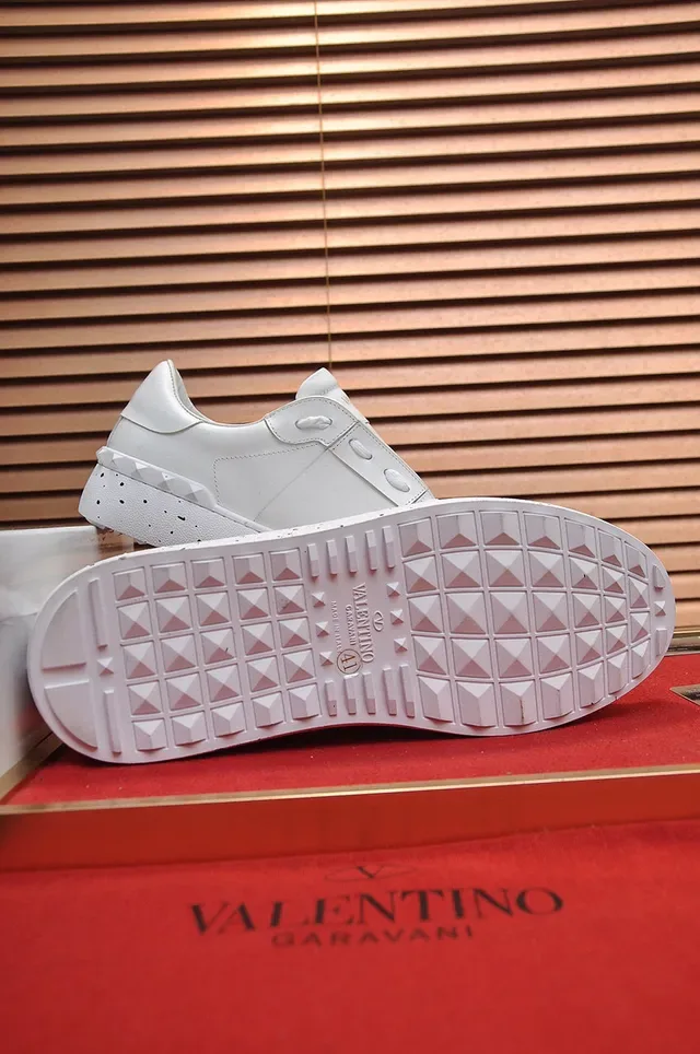 Valentino Rockstud Sneakers Lifestyle en Cuir Blanc avec Semelle Speckled 4