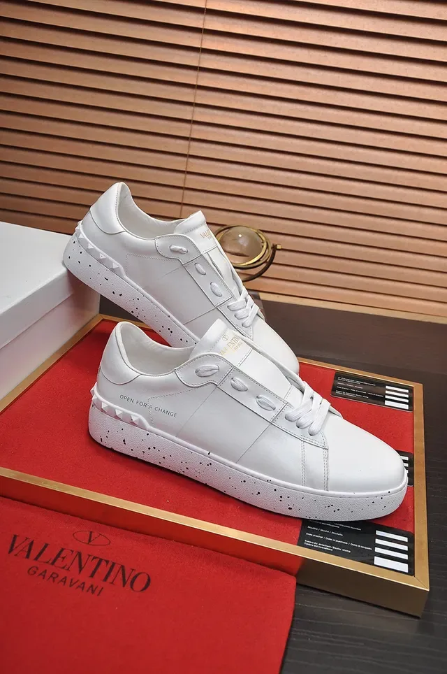 Valentino Rockstud Sneakers Lifestyle en Cuir Blanc avec Semelle Speckled 5