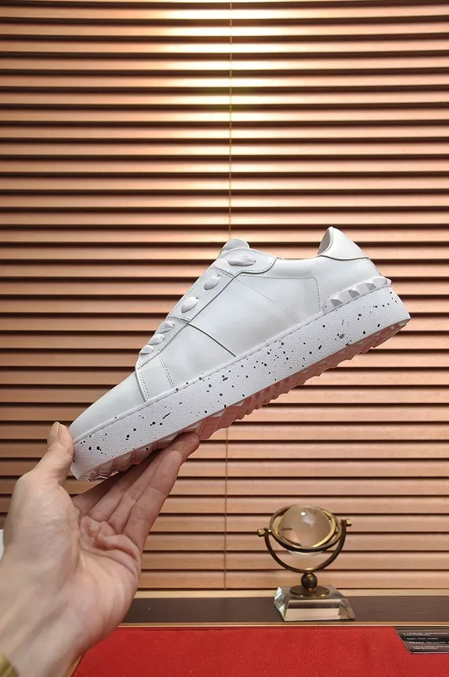 Valentino Rockstud Sneakers Lifestyle en Cuir Blanc avec Semelle Speckled 6