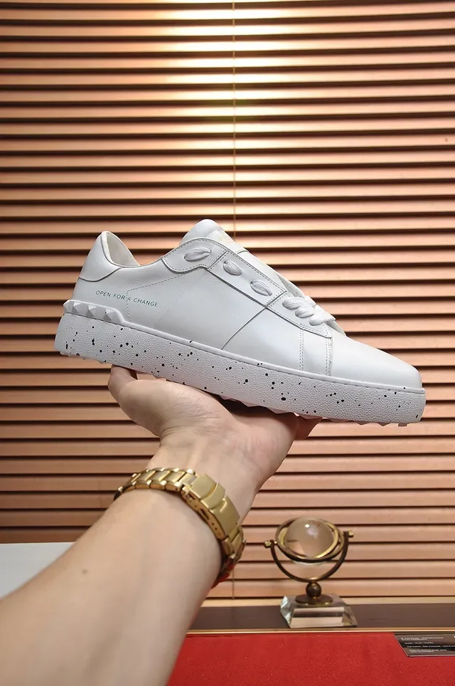 Valentino Rockstud Sneakers Lifestyle en Cuir Blanc avec Semelle Speckled 7