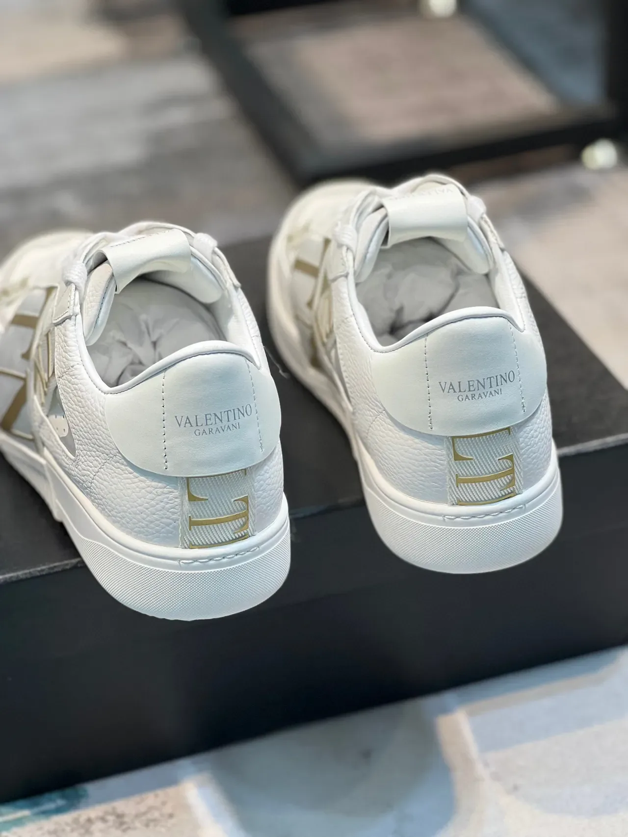 Valentino VLTN حذاء أبيض ذهبي جلد أعلى حزام أسلوب حياة 2