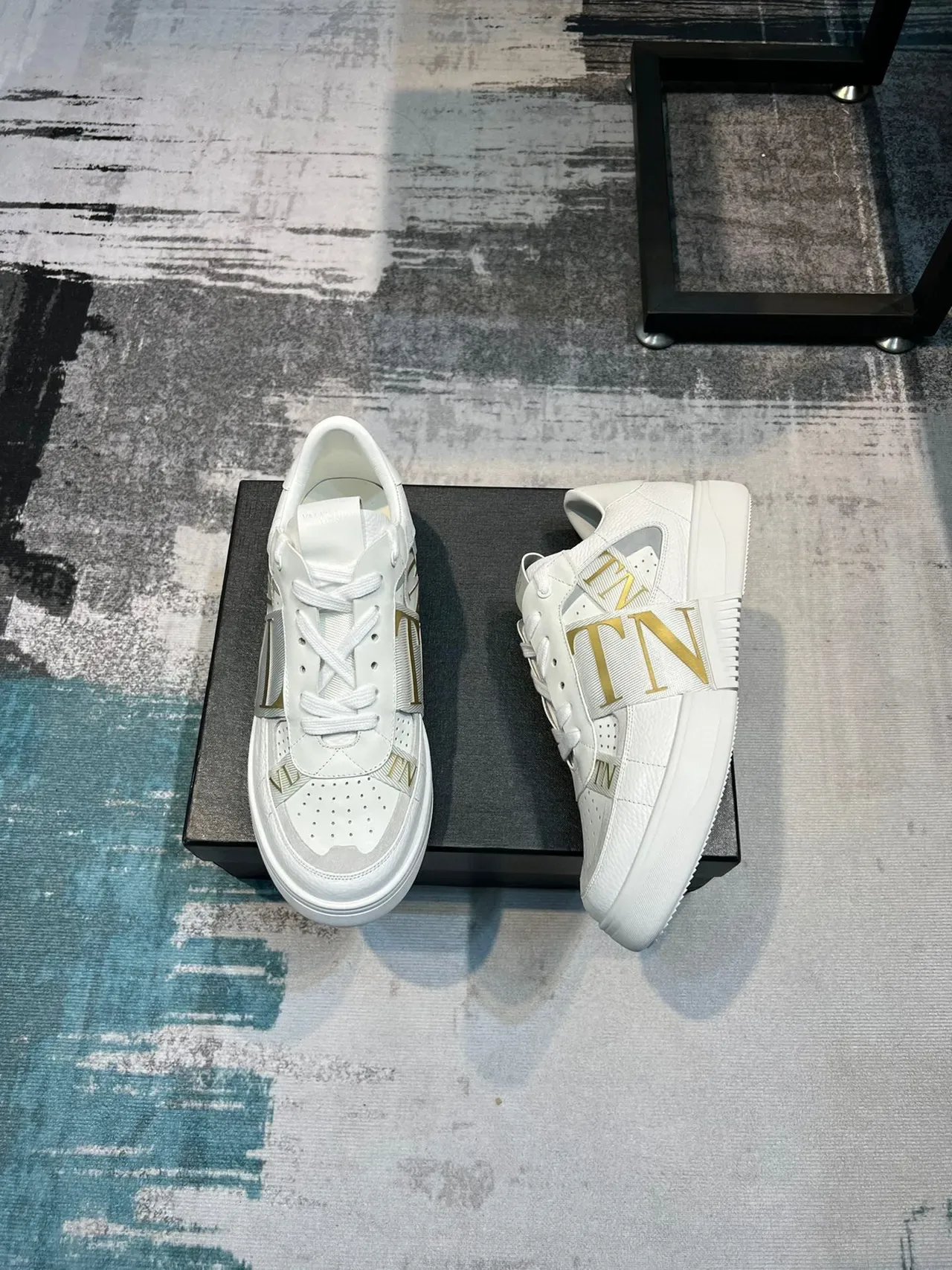 Valentino VLTN حذاء أبيض ذهبي جلد أعلى حزام أسلوب حياة 4