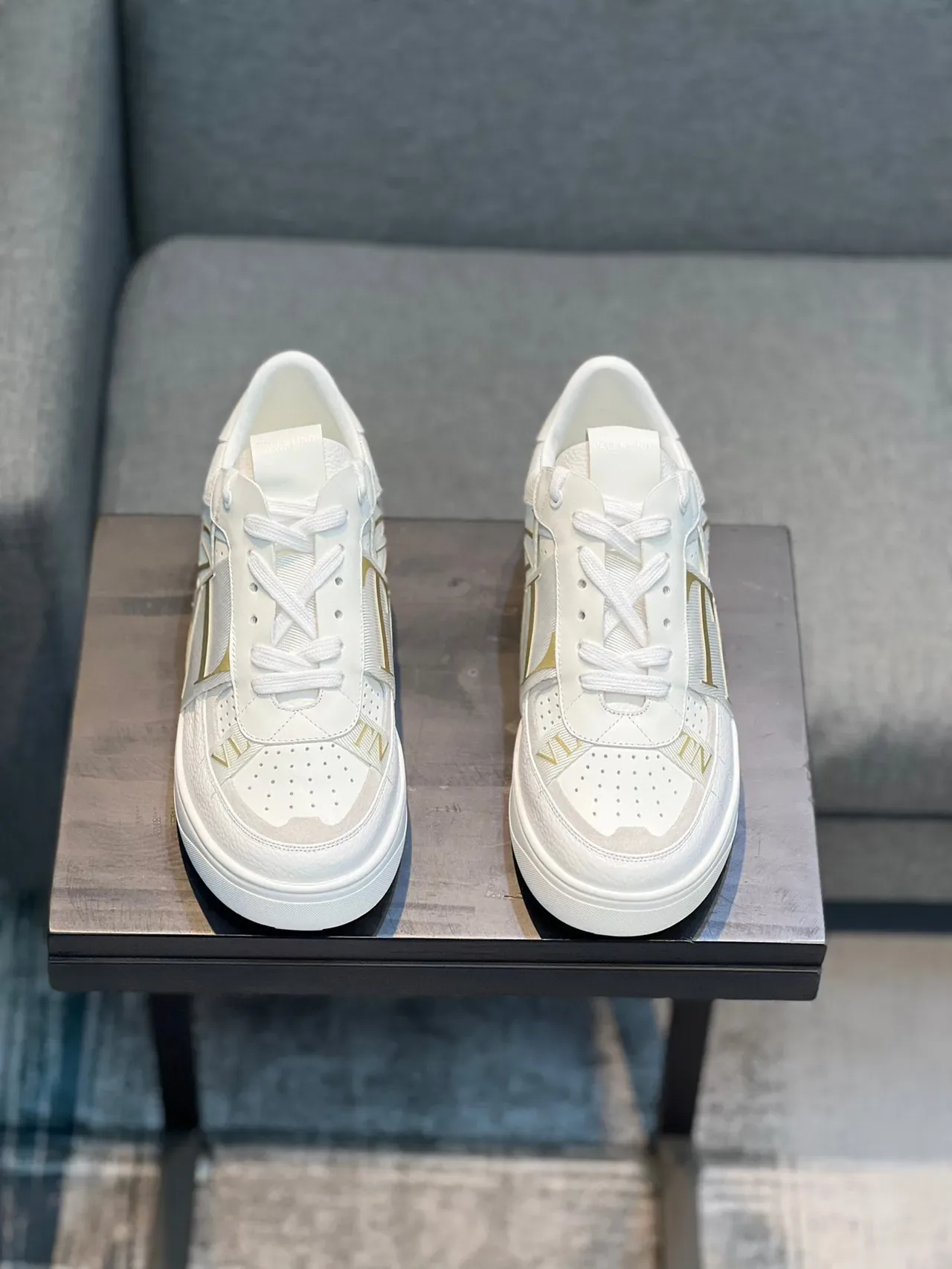 Valentino VLTN حذاء أبيض ذهبي جلد أعلى حزام أسلوب حياة 5