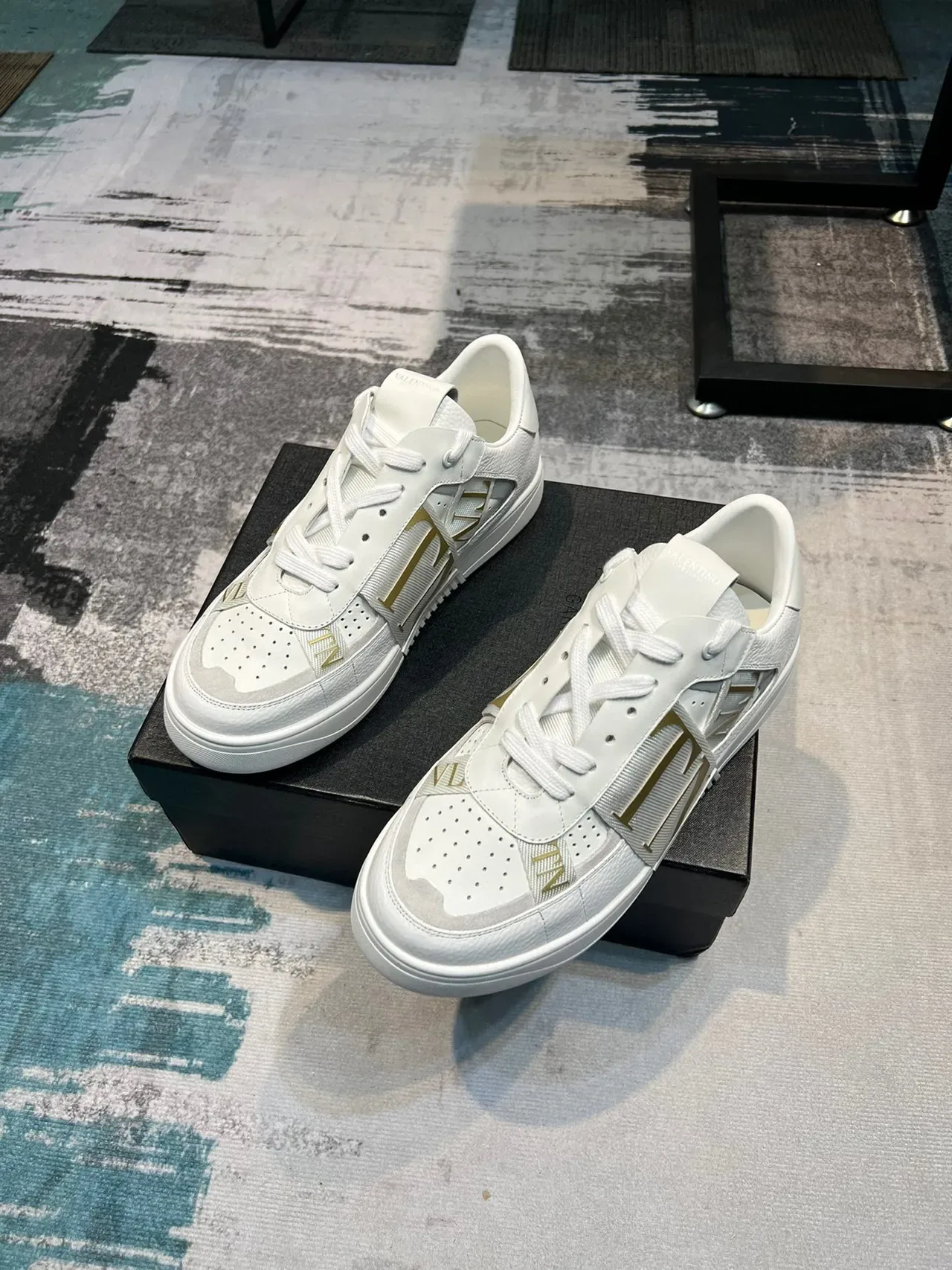 Valentino VLTN حذاء أبيض ذهبي جلد أعلى حزام أسلوب حياة 6