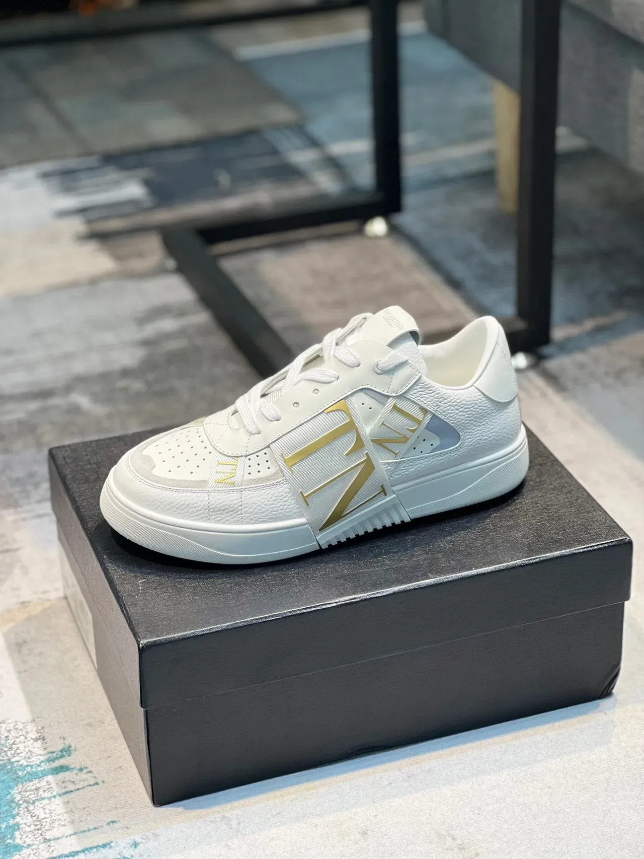 Valentino VLTN حذاء أبيض ذهبي جلد أعلى حزام أسلوب حياة 7
