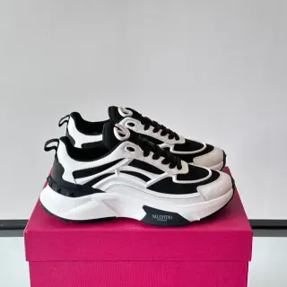Valentino حذاء رياضي سميك أبيض أسود شبك وتداخل اصطناعي