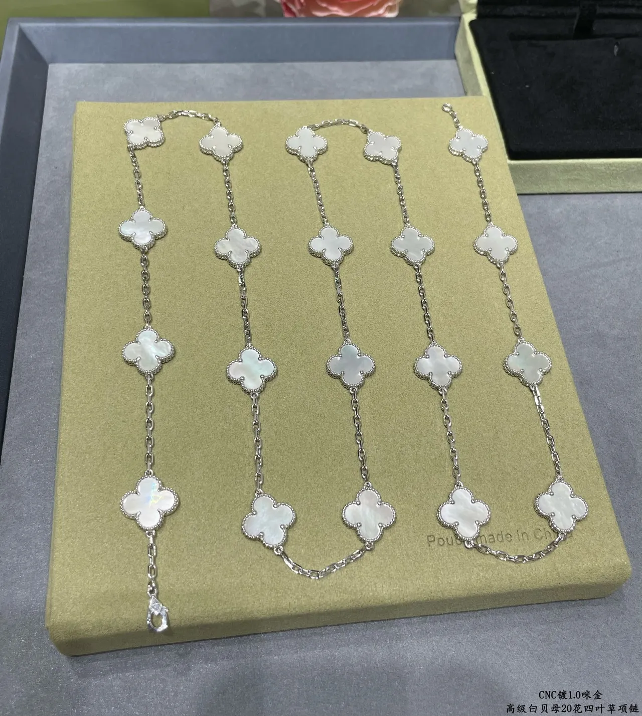 Van Cleef & Arpels Alhambra 20 Motif Collier de nacre blanc 3