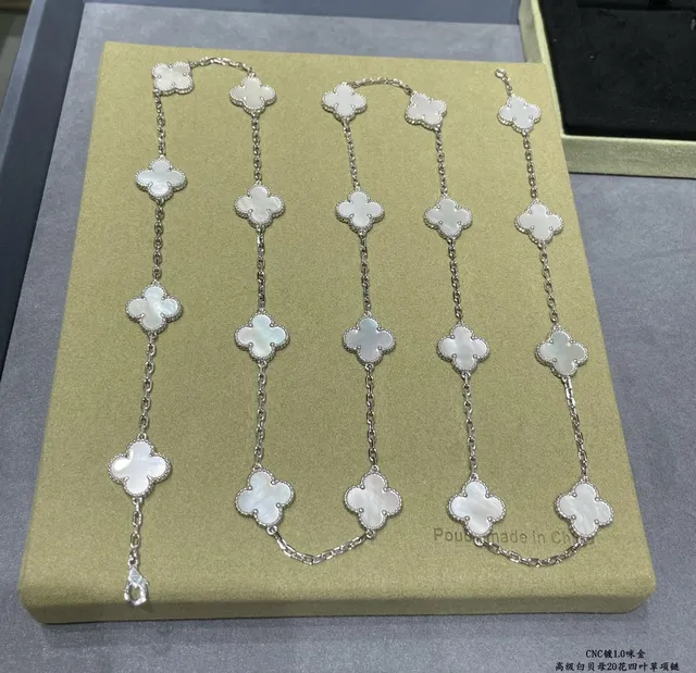Van Cleef & Arpels Alhambra 20 Motif Collier de nacre blanc 4