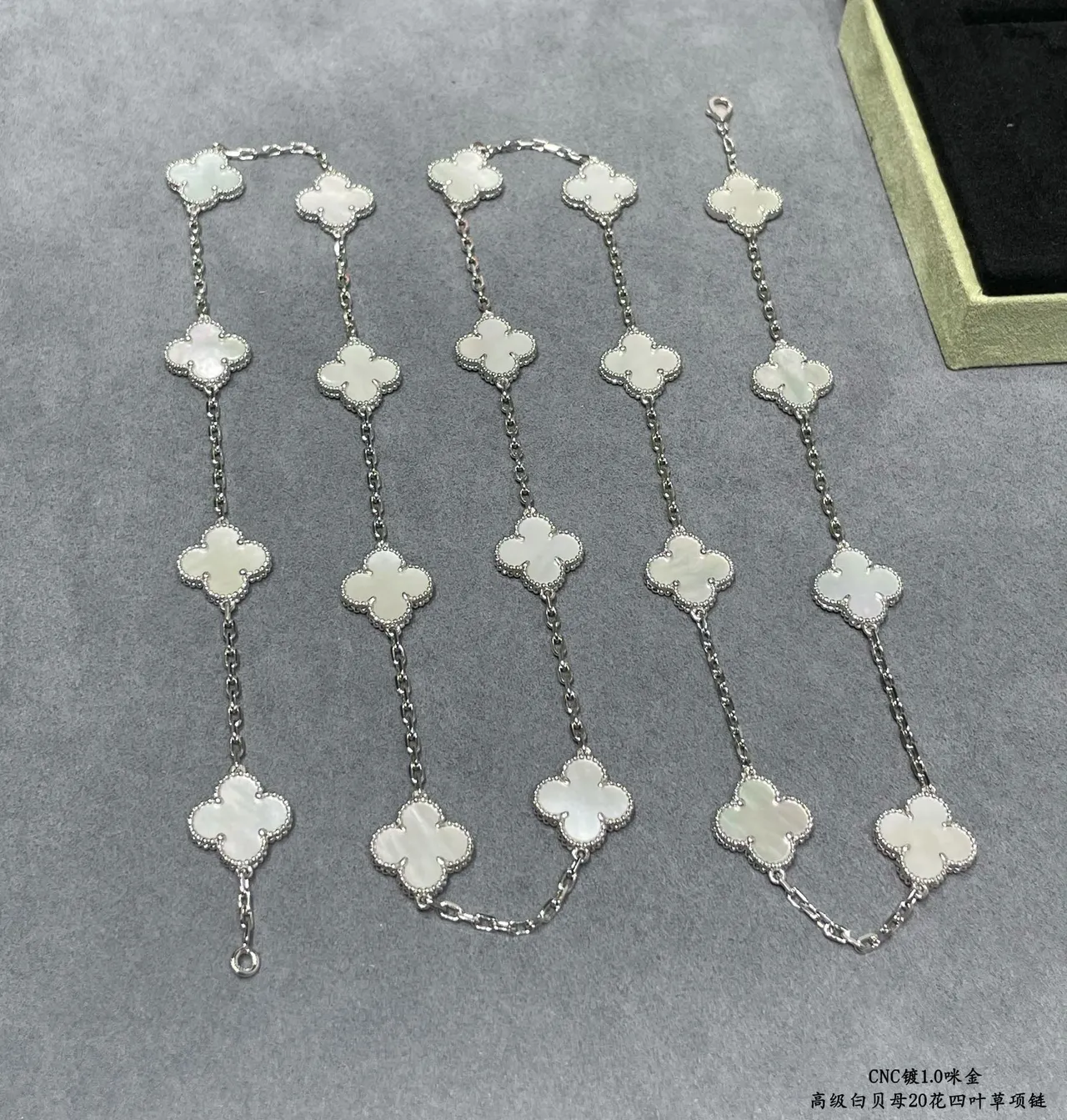 Van Cleef & Arpels Alhambra 20 Motif Collier de nacre blanc 6