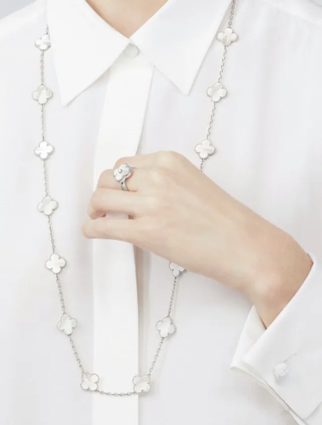 Van Cleef & Arpels Alhambra 20 Motif Collier de nacre blanc 7