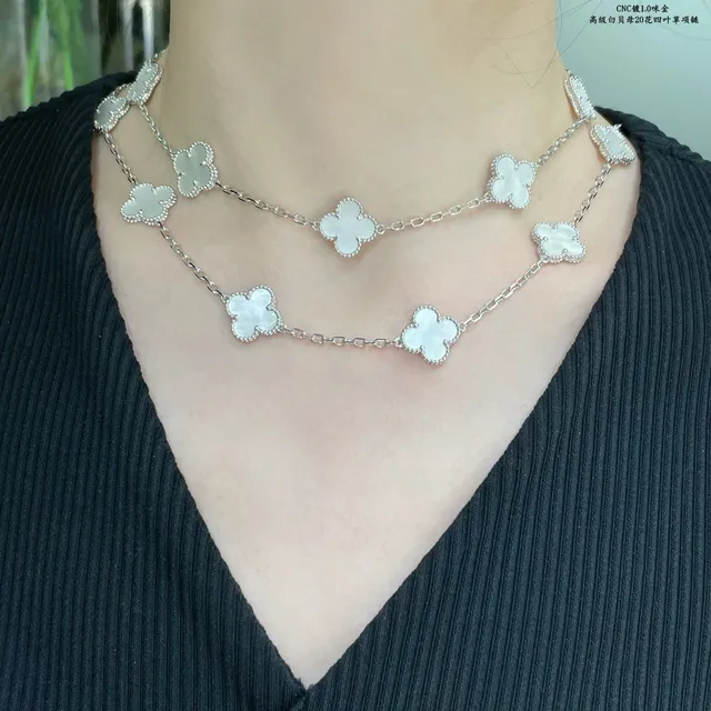 Van Cleef & Arpels Alhambra 20 Motif Collier de nacre blanc 9