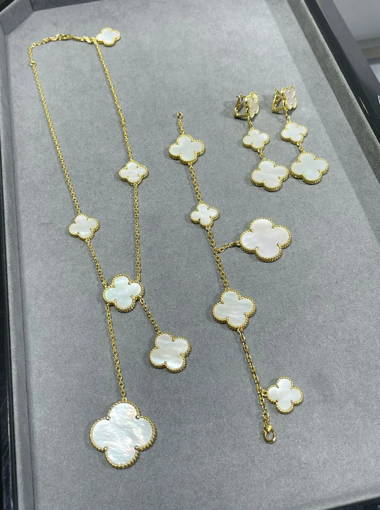 Van Cleef & Arpels Alhambra Or Rouge Quatre Feuilles de Trèfle Motif Émail Intégré Collier 3