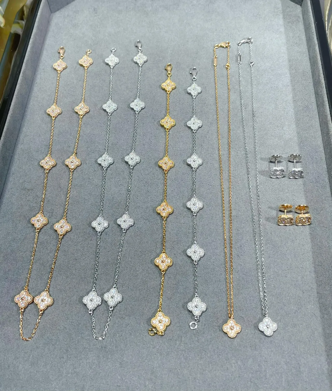 Van Cleef & Arpels Alhambra Or Rouge Quatre Feuilles de Trèfle Motif Émail Intégré Collier 4