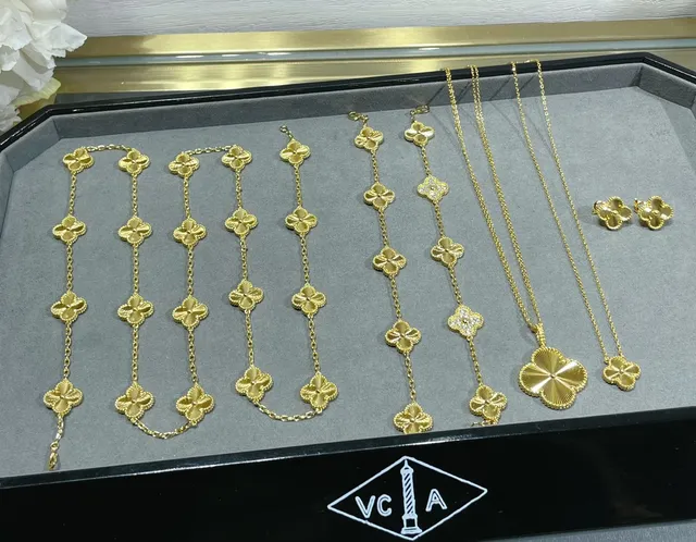 Van Cleef & Arpels Alhambra Or Rouge Quatre Feuilles de Trèfle Motif Émail Intégré Collier 6