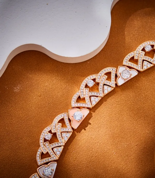 Van Cleef & Arpels Colar Pingente de Ouro Rosa em Forma de Leque com Trama Aberta 2