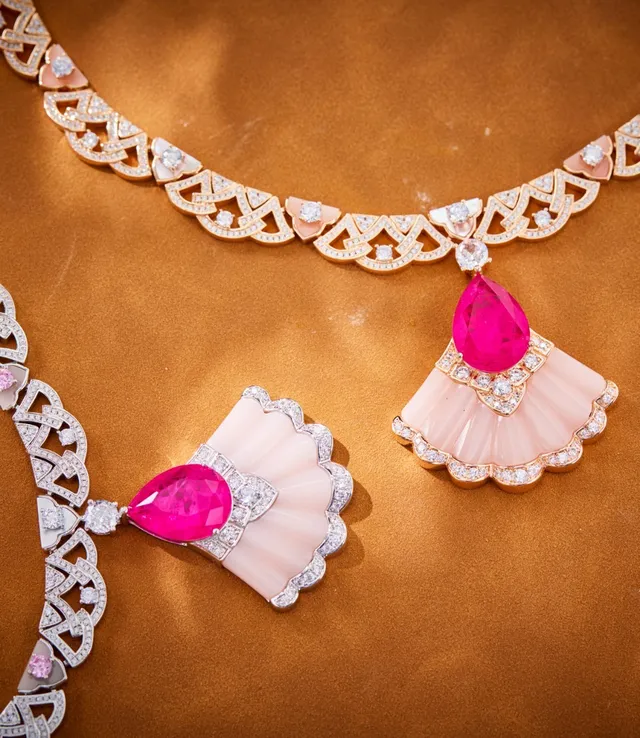 Van Cleef & Arpels Colar Pingente de Ouro Rosa em Forma de Leque com Trama Aberta 3