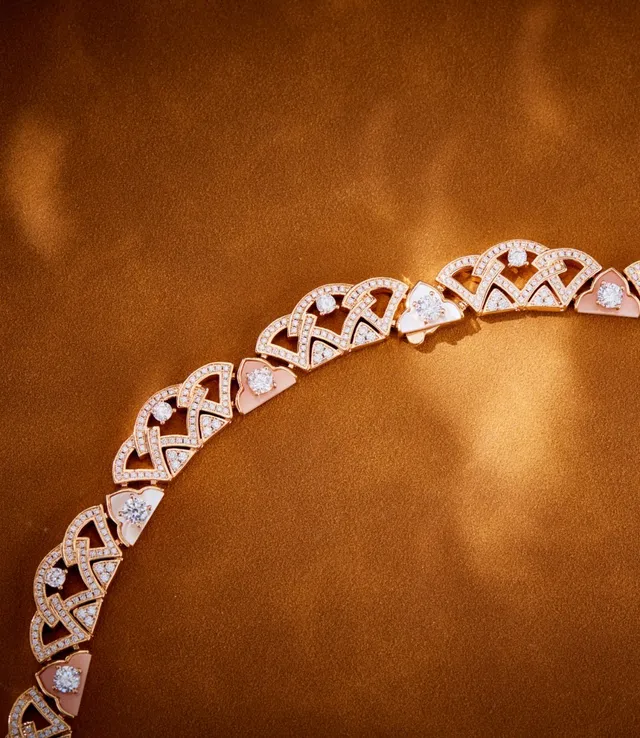 Van Cleef & Arpels Colar Pingente de Ouro Rosa em Forma de Leque com Trama Aberta 4